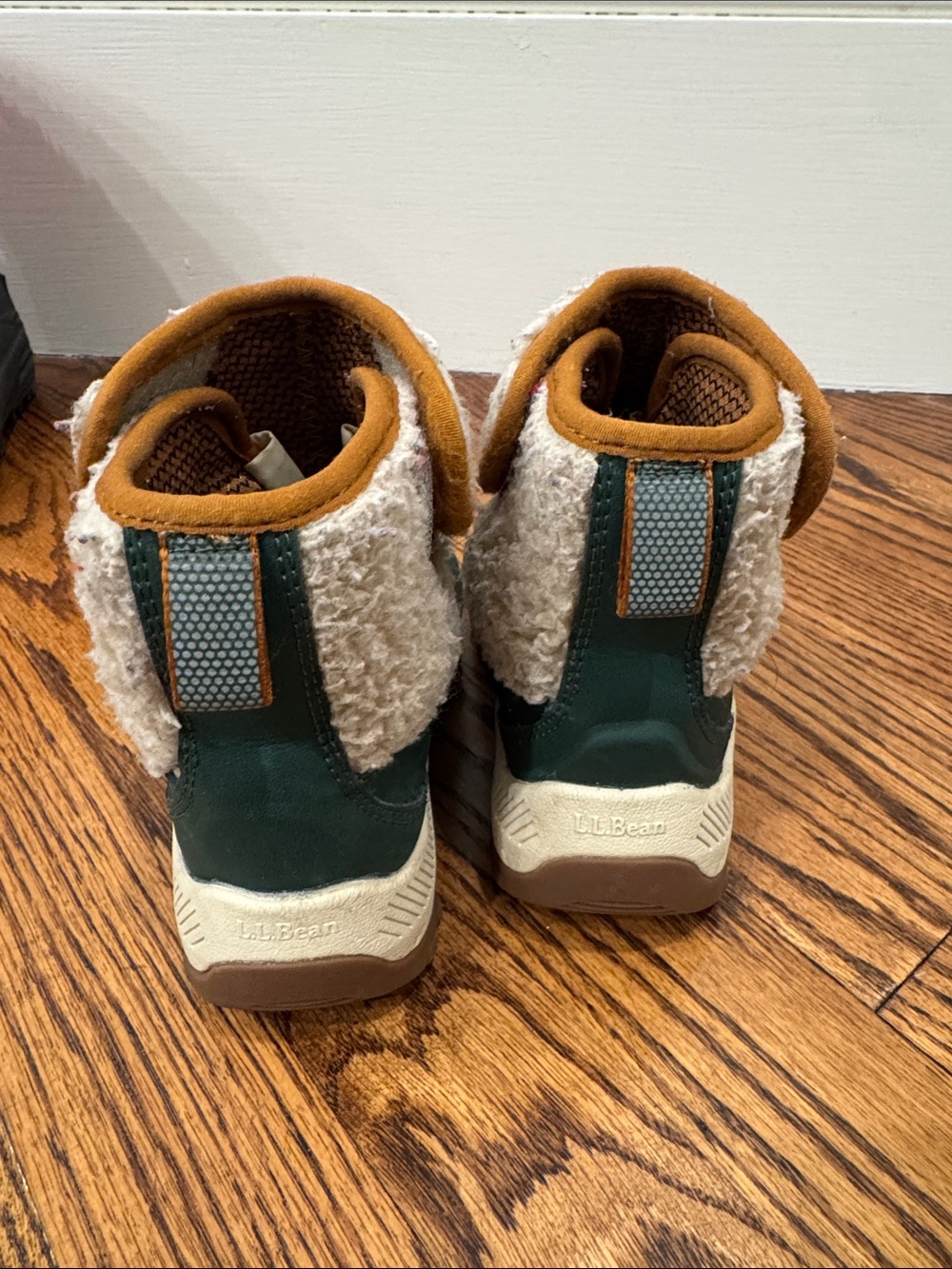 L.L. Bean Kids Sherpa-Trim Winter SNOW Boots in Green and Cream with Brown Trim - Picture 4 of 6